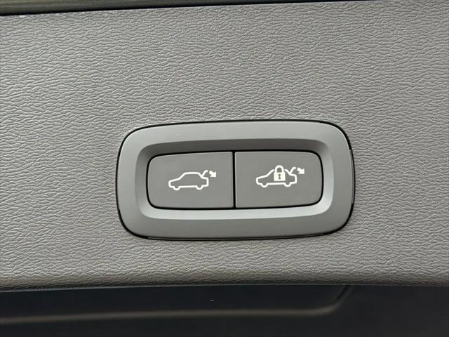 2026 Volvo XC40 Core, B5 AWD Gas (mild hybrid), Dark