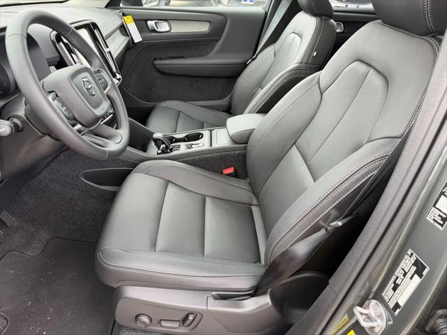 2026 Volvo XC40 Core, B5 AWD Gas (mild hybrid), Dark