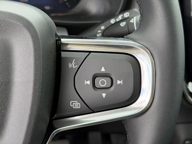 2026 Volvo XC40 Core, B5 AWD Gas (mild hybrid), Dark