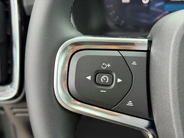 2026 Volvo XC40 Core, B5 AWD Gas (mild hybrid), Dark