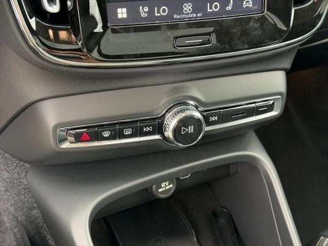 2026 Volvo XC40 Core, B5 AWD Gas (mild hybrid), Dark