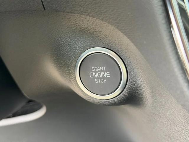 2026 Volvo XC40 Core, B5 AWD Gas (mild hybrid), Dark
