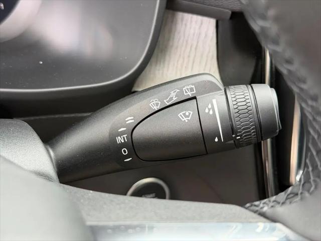 2026 Volvo XC40 Core, B5 AWD Gas (mild hybrid), Dark