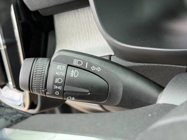 2026 Volvo XC40 Core, B5 AWD Gas (mild hybrid), Dark