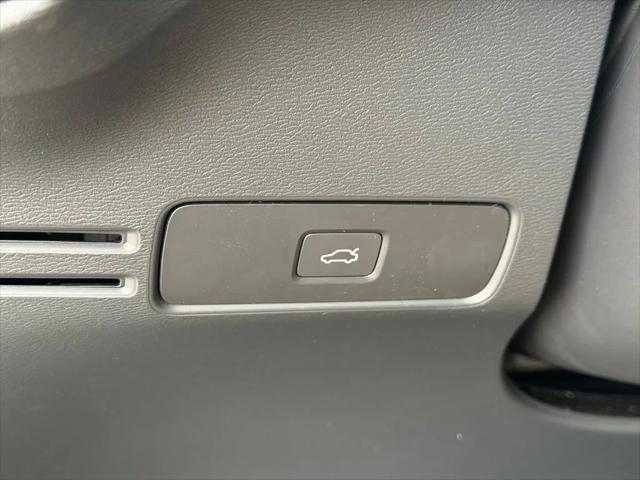 2026 Volvo XC40 Core, B5 AWD Gas (mild hybrid), Dark