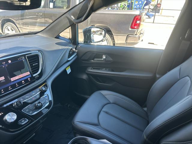 2026 Chrysler Pacifica Select AWD