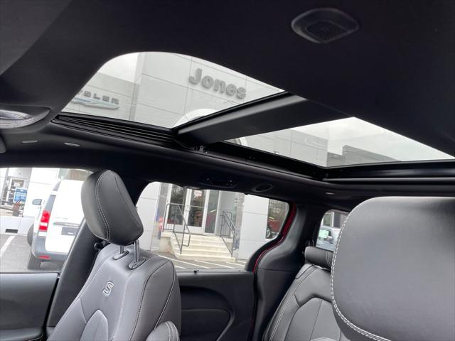2026 Chrysler Pacifica Select AWD