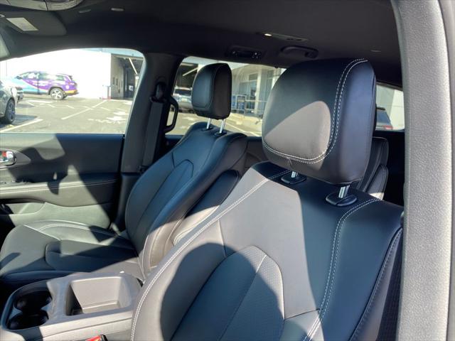 2026 Chrysler Pacifica Select AWD