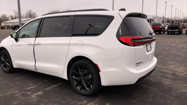 2026 Chrysler Pacifica Select AWD