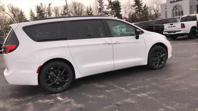 2026 Chrysler Pacifica Select AWD
