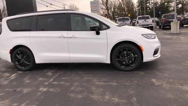 2026 Chrysler Pacifica Select AWD