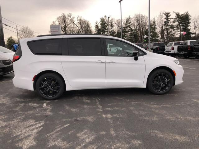 2026 Chrysler Pacifica Select AWD