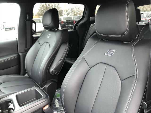 2026 Chrysler Pacifica Select AWD