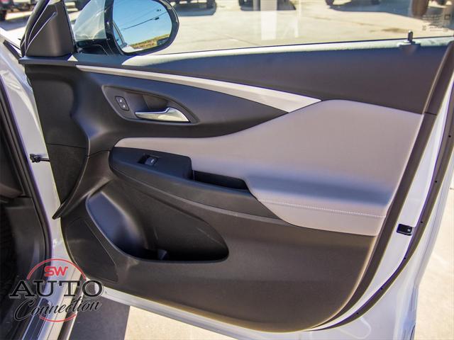 2025 Buick NV Avenir FWD