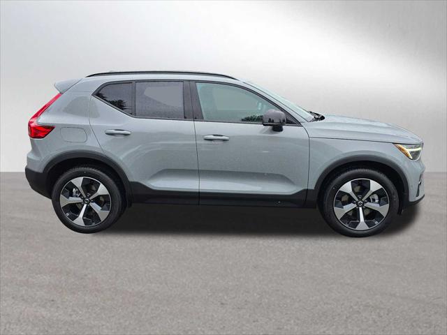 2026 Volvo XC40 Plus, B5 AWD Gas (mild hybrid), Dark