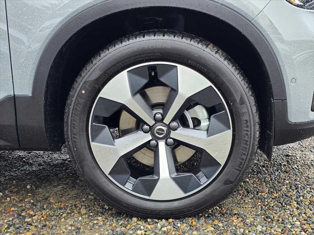 2026 Volvo XC40 Plus, B5 AWD Gas (mild hybrid), Dark