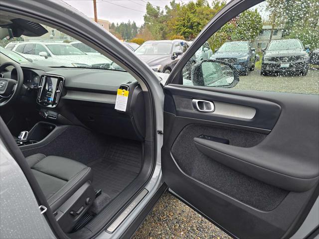2026 Volvo XC40 Plus, B5 AWD Gas (mild hybrid), Dark