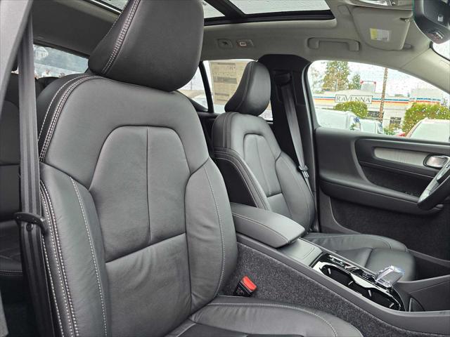 2026 Volvo XC40 Plus, B5 AWD Gas (mild hybrid), Dark