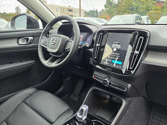 2026 Volvo XC40 Plus, B5 AWD Gas (mild hybrid), Dark