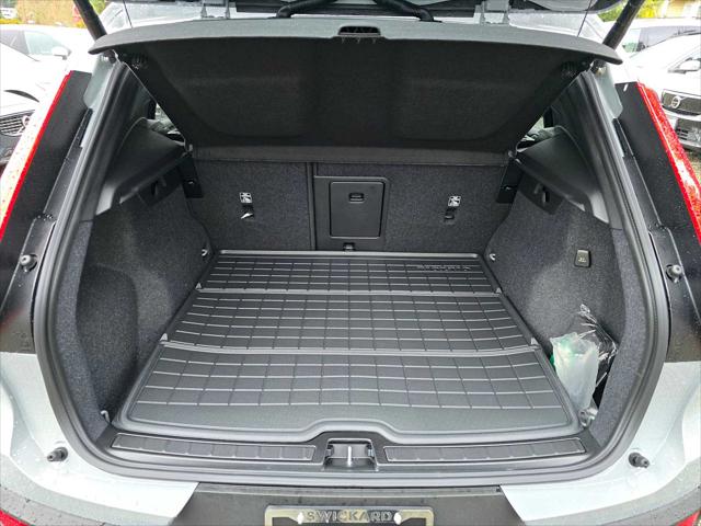 2026 Volvo XC40 Plus, B5 AWD Gas (mild hybrid), Dark