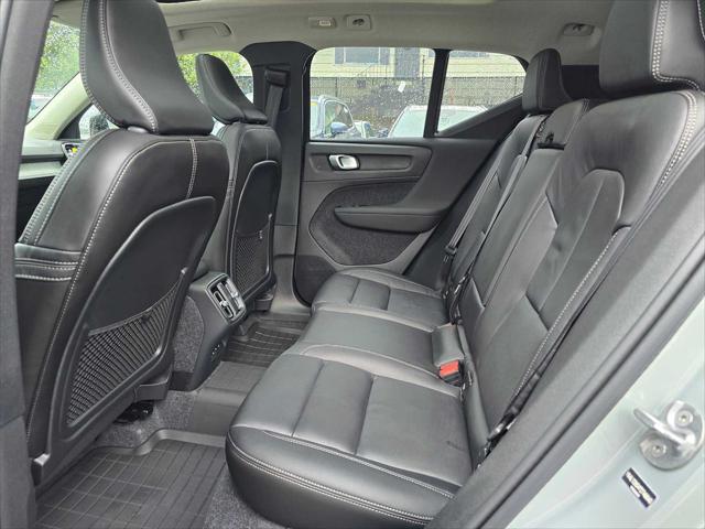 2026 Volvo XC40 Plus, B5 AWD Gas (mild hybrid), Dark