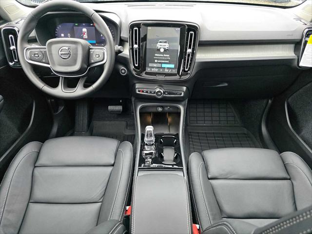 2026 Volvo XC40 Plus, B5 AWD Gas (mild hybrid), Dark