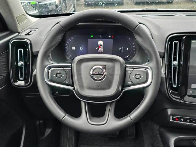 2026 Volvo XC40 Plus, B5 AWD Gas (mild hybrid), Dark