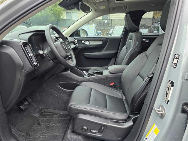 2026 Volvo XC40 Plus, B5 AWD Gas (mild hybrid), Dark