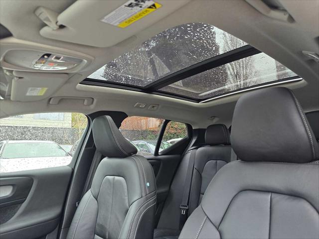 2026 Volvo XC40 Plus, B5 AWD Gas (mild hybrid), Dark