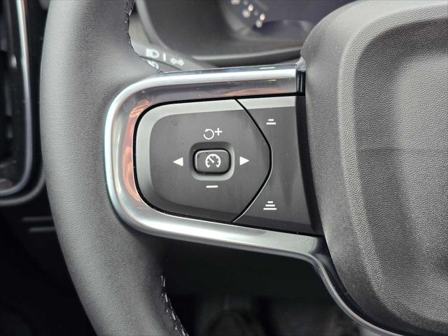 2026 Volvo XC40 Plus, B5 AWD Gas (mild hybrid), Dark