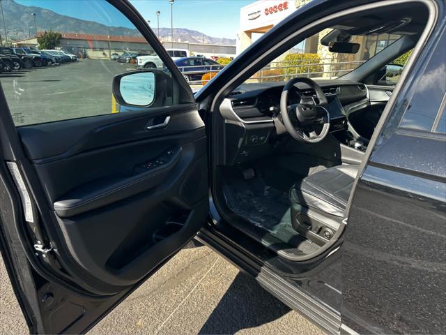 2025 Jeep Grand Cherokee Laredo 4x2