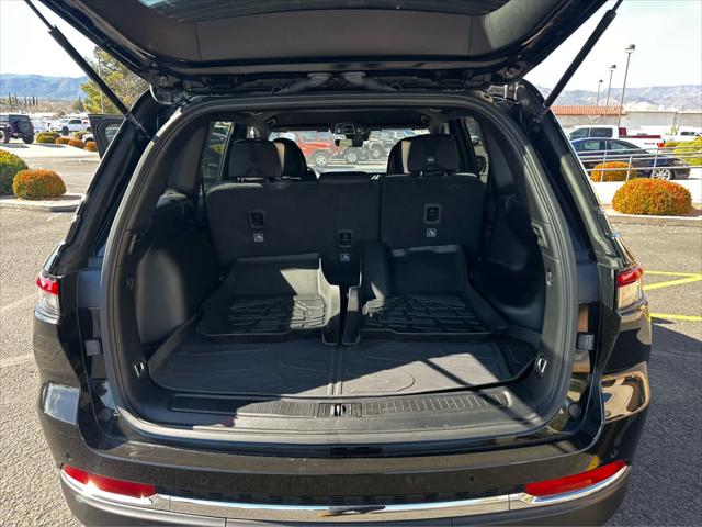 2025 Jeep Grand Cherokee Laredo 4x2