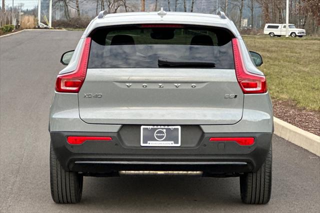 2026 Volvo XC40 Plus, B5 AWD Gas (mild hybrid), Dark