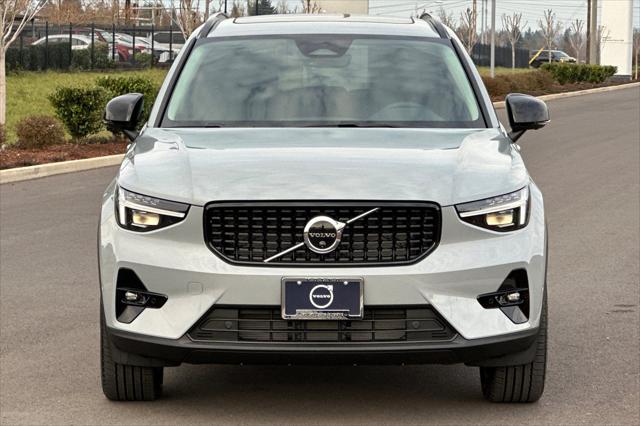 2026 Volvo XC40 Plus, B5 AWD Gas (mild hybrid), Dark