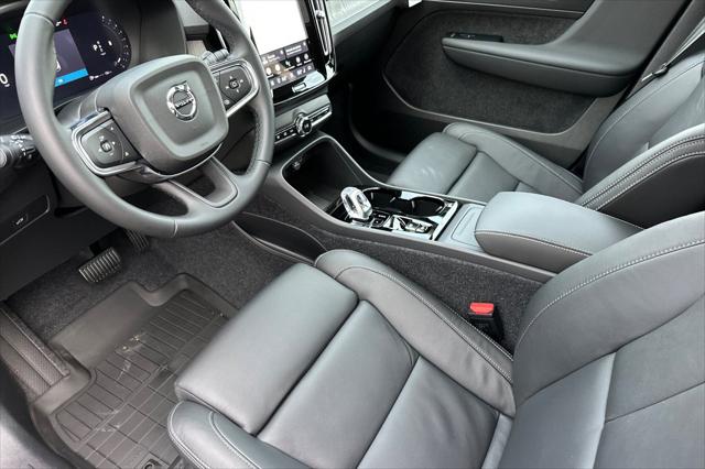 2026 Volvo XC40 Plus, B5 AWD Gas (mild hybrid), Dark
