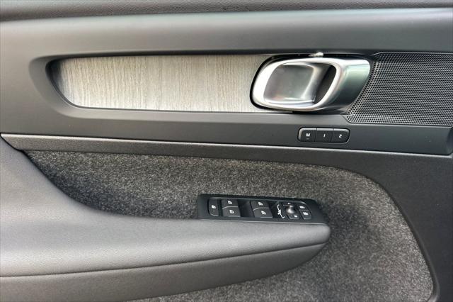 2026 Volvo XC40 Plus, B5 AWD Gas (mild hybrid), Dark