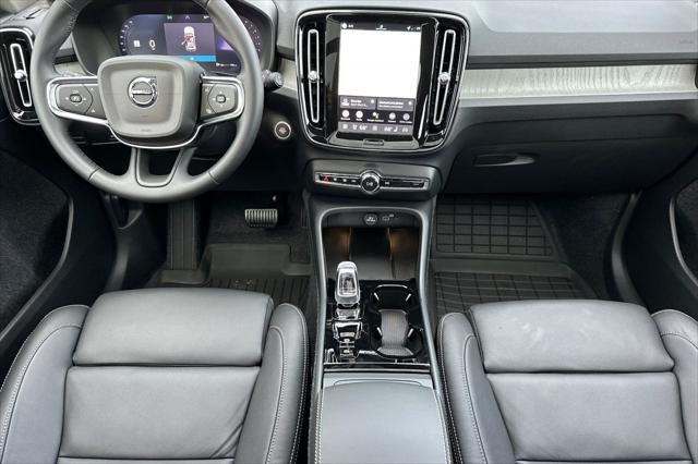 2026 Volvo XC40 Plus, B5 AWD Gas (mild hybrid), Dark