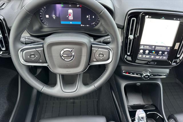 2026 Volvo XC40 Plus, B5 AWD Gas (mild hybrid), Dark