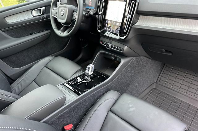 2026 Volvo XC40 Plus, B5 AWD Gas (mild hybrid), Dark