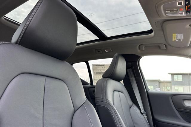 2026 Volvo XC40 Plus, B5 AWD Gas (mild hybrid), Dark