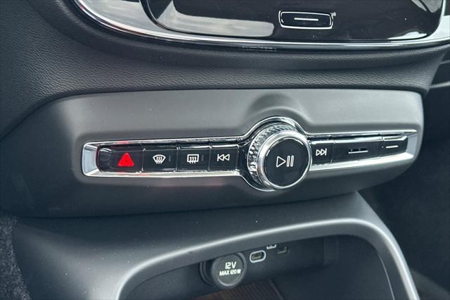 2026 Volvo XC40 Plus, B5 AWD Gas (mild hybrid), Dark