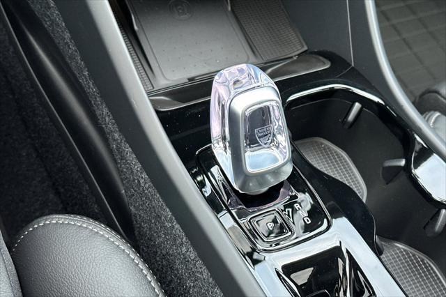 2026 Volvo XC40 Plus, B5 AWD Gas (mild hybrid), Dark