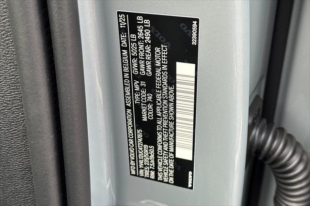 2026 Volvo XC40 Plus, B5 AWD Gas (mild hybrid), Dark