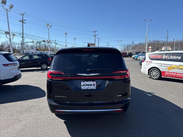 2026 Chrysler Pacifica Select AWD
