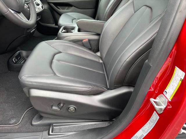 2026 Chrysler Pacifica Select AWD