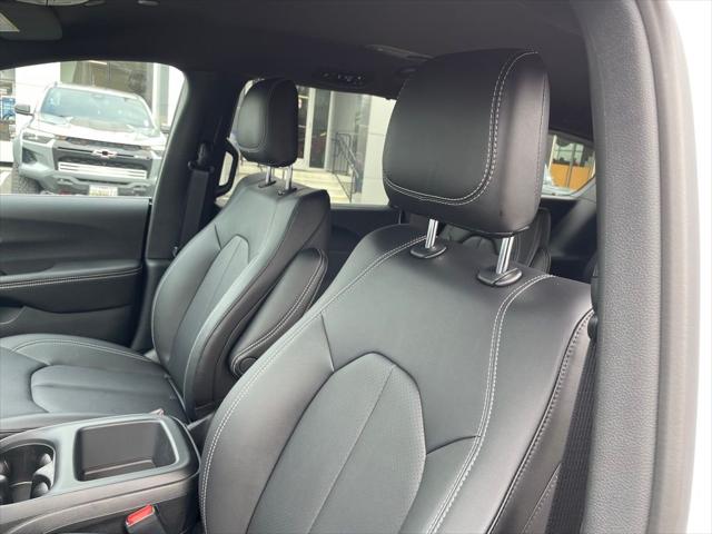 2026 Chrysler Pacifica Select AWD