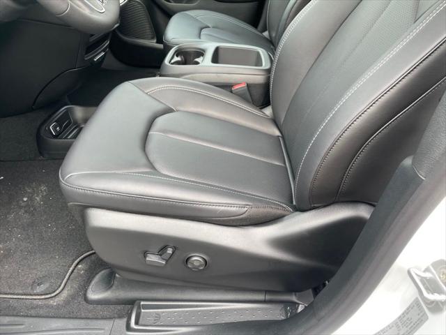2026 Chrysler Pacifica Select AWD