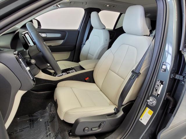 2026 Volvo XC40 Ultra, B5 AWD Gas (mild hybrid), Dark