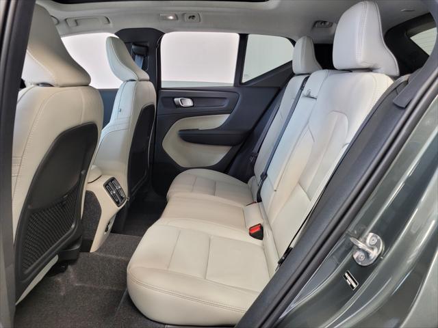 2026 Volvo XC40 Ultra, B5 AWD Gas (mild hybrid), Dark