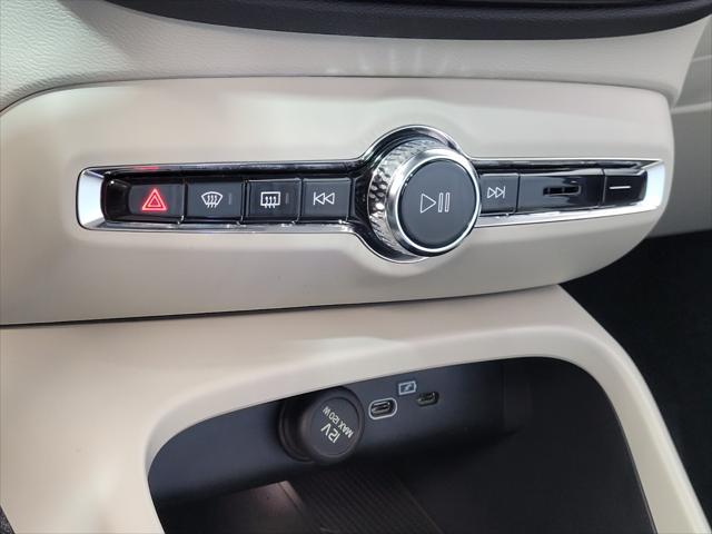 2026 Volvo XC40 Ultra, B5 AWD Gas (mild hybrid), Dark